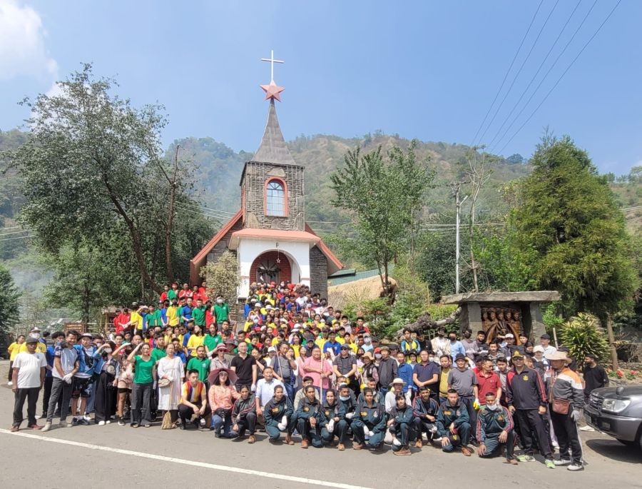 Minister Temjen Imna Along, MLA Dr Tseilhoutuo (Ato) Rhütso and others during ‘KAM- cleanliness drive’ held at Kisama on April 19. (Morung Photo)